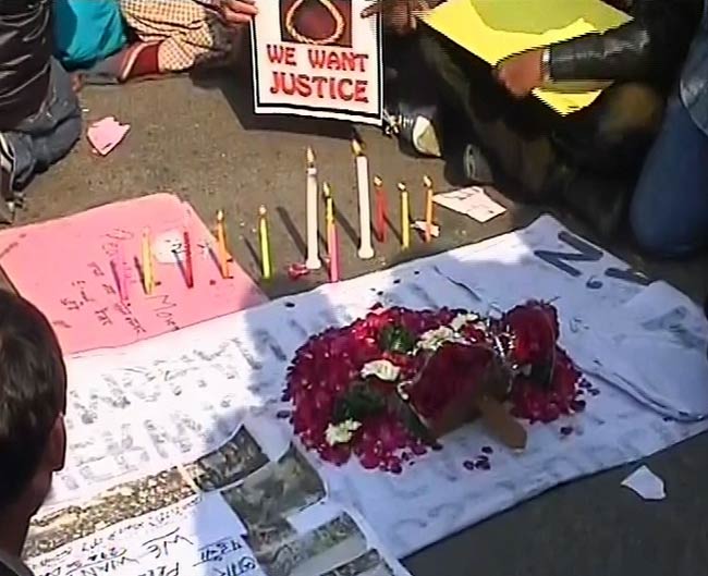 गैंगरेप पीड़िता की मौत के बाद शांतिपूर्ण प्रदर्शन | शोक में देश