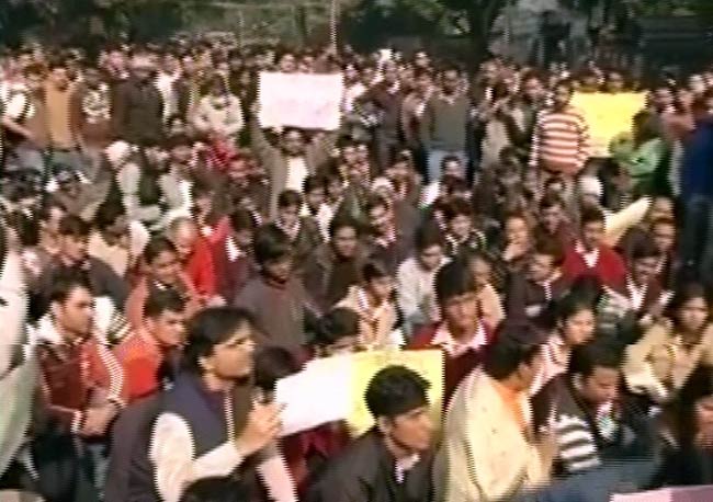 गैंगरेप पीड़िता की मौत के बाद शांतिपूर्ण प्रदर्शन | शोक में देश