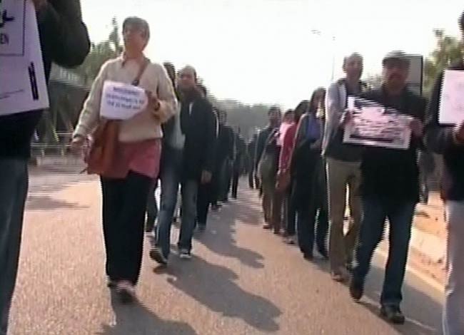 गैंगरेप पीड़िता की मौत के बाद शांतिपूर्ण प्रदर्शन | शोक में देश