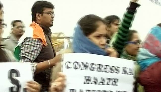 गैंगरेप पीड़िता की मौत के बाद शांतिपूर्ण प्रदर्शन | शोक में देश