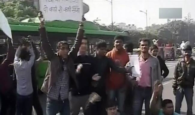 गैंगरेप पीड़िता की मौत के बाद शांतिपूर्ण प्रदर्शन | शोक में देश