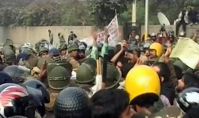 गैंगरेप पीड़िता की मौत के बाद शांतिपूर्ण प्रदर्शन | शोक में देश