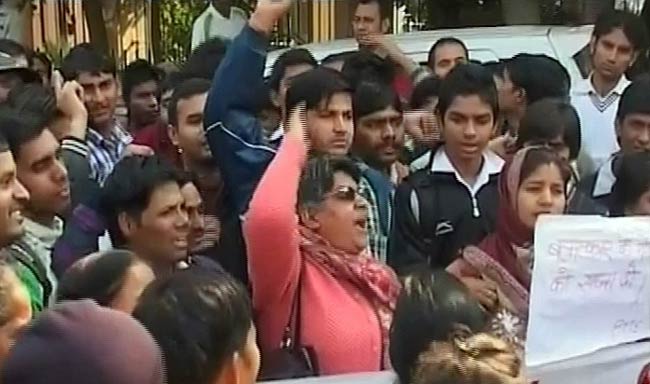 गैंगरेप पीड़िता की मौत के बाद शांतिपूर्ण प्रदर्शन | शोक में देश