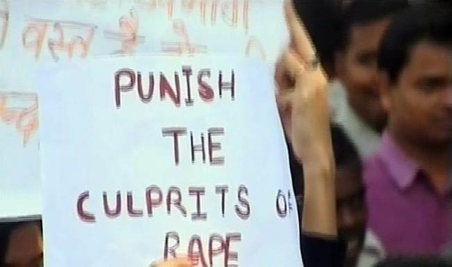 गैंगरेप पीड़िता की मौत के बाद शांतिपूर्ण प्रदर्शन | शोक में देश