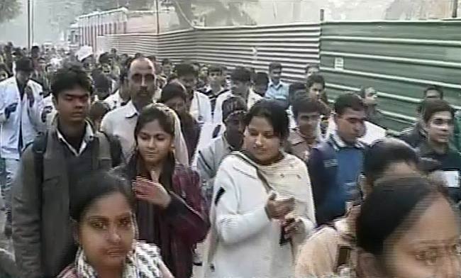 गैंगरेप पीड़िता की मौत के बाद शांतिपूर्ण प्रदर्शन | शोक में देश