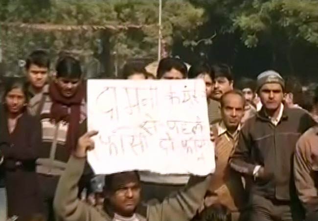 गैंगरेप पीड़िता की मौत के बाद शांतिपूर्ण प्रदर्शन | शोक में देश