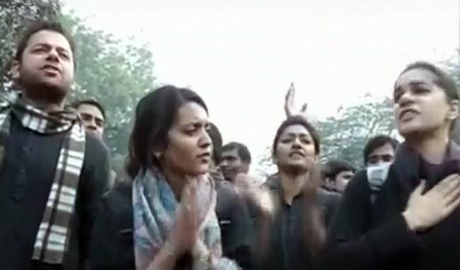 गैंगरेप पीड़िता की मौत के बाद शांतिपूर्ण प्रदर्शन | शोक में देश