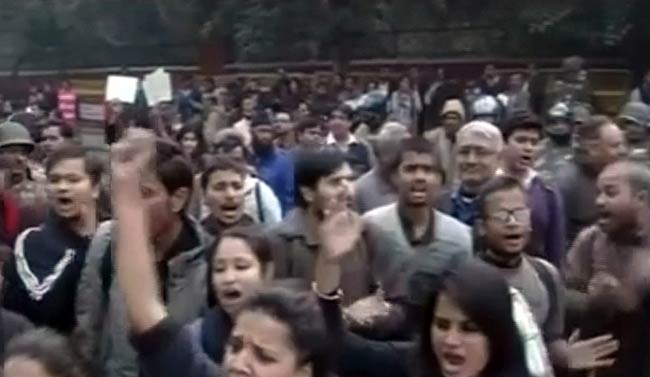 गैंगरेप पीड़िता की मौत के बाद शांतिपूर्ण प्रदर्शन | शोक में देश