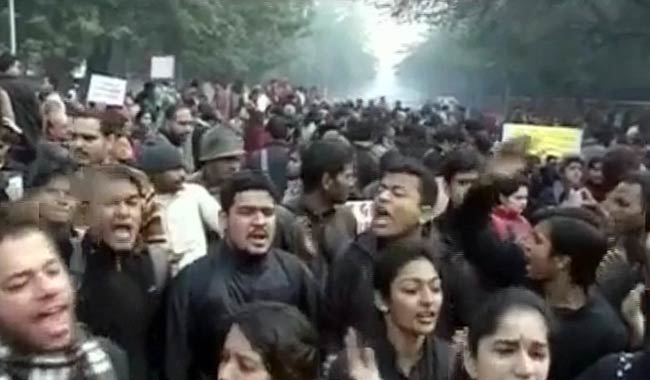 गैंगरेप पीड़िता की मौत के बाद शांतिपूर्ण प्रदर्शन | शोक में देश