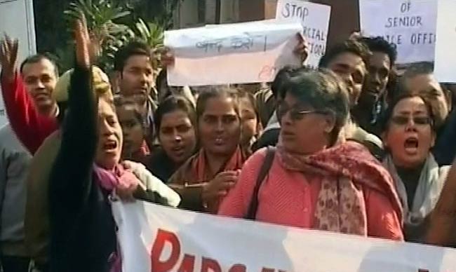 गैंगरेप पीड़िता की मौत के बाद शांतिपूर्ण प्रदर्शन | शोक में देश