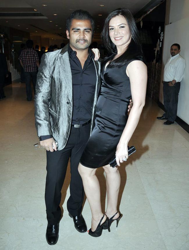 प्‍लेब्‍वॉय की पार्टी में बॉलीवुड सितारे...  | हॉट लियोन