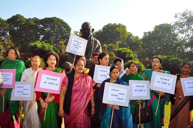 दिल्ली गैंगरेप के खिलाफ देशभर में विरोध-प्रदर्शन