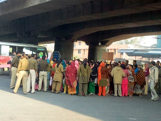 गैंगरेप: प्रदर्शनकारियों पर पुलिस ने भांजी लाठियां