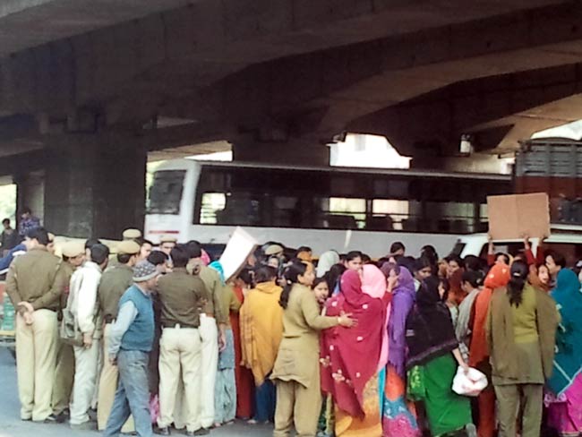 गैंगरेप: प्रदर्शनकारियों पर पुलिस ने भांजी लाठियां