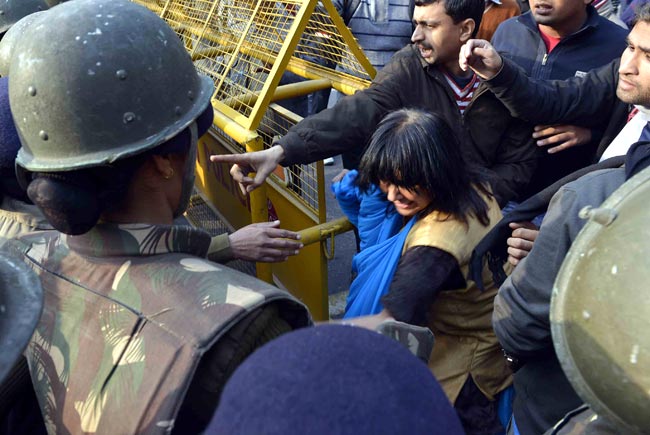 सिंगापुर में गैंगरेप पीड़िता की हालत गंभीर, विरोध-प्रदर्शन जारी