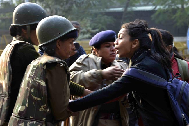 सिंगापुर में गैंगरेप पीड़िता की हालत गंभीर, विरोध-प्रदर्शन जारी