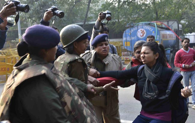 सिंगापुर में गैंगरेप पीड़िता की हालत गंभीर, विरोध-प्रदर्शन जारी