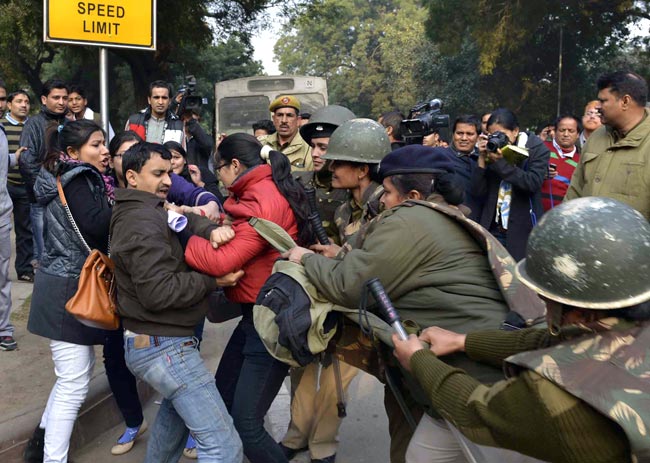 सिंगापुर में गैंगरेप पीड़िता की हालत गंभीर, विरोध-प्रदर्शन जारी