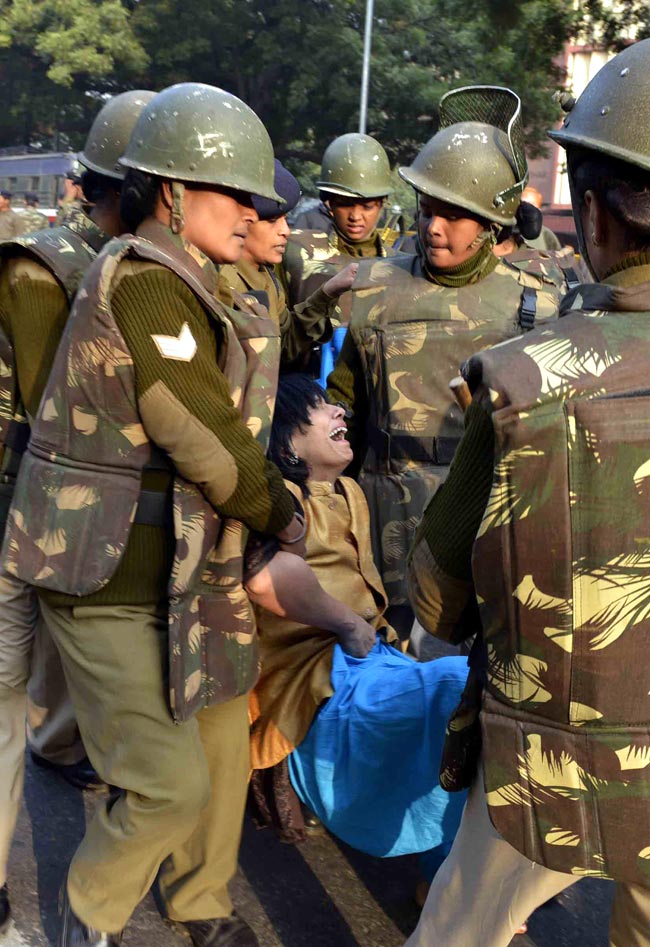 सिंगापुर में गैंगरेप पीड़िता की हालत गंभीर, विरोध-प्रदर्शन जारी
