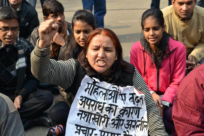 सिंगापुर में गैंगरेप पीड़िता की हालत गंभीर, विरोध-प्रदर्शन जारी