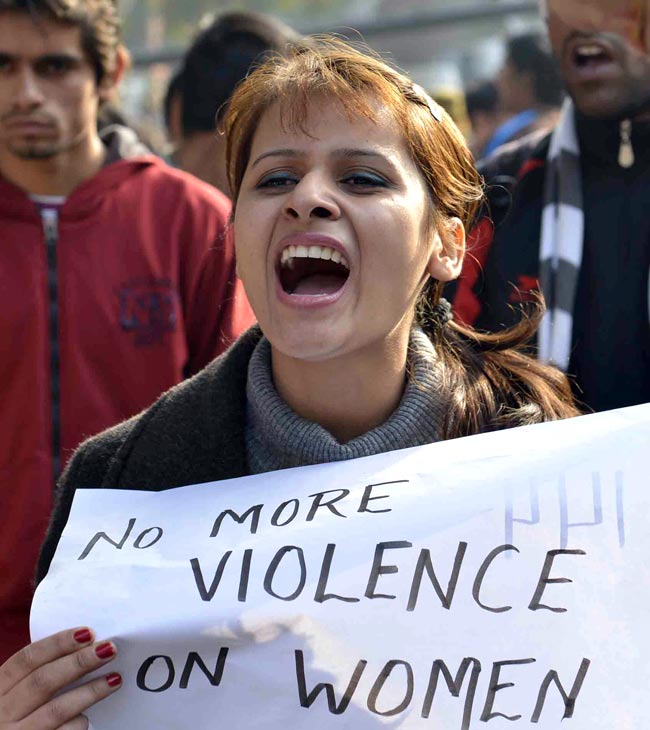 सिंगापुर में गैंगरेप पीड़िता की हालत गंभीर, विरोध-प्रदर्शन जारी