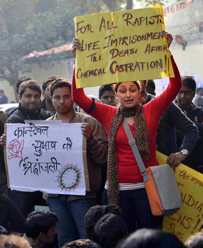 सिंगापुर में गैंगरेप पीड़िता की हालत गंभीर, विरोध-प्रदर्शन जारी