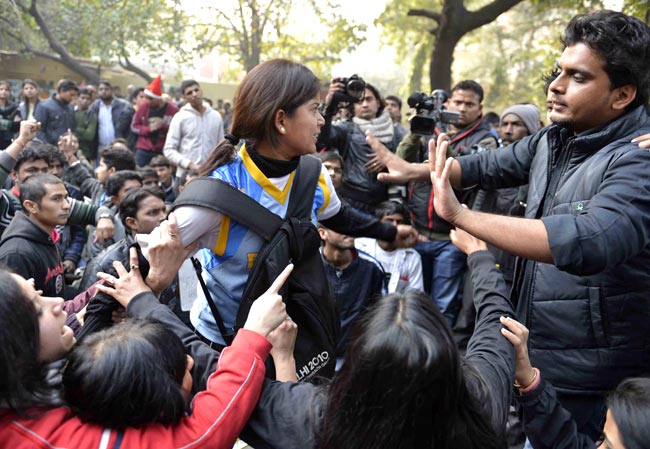 सिंगापुर में गैंगरेप पीड़िता की हालत गंभीर, विरोध-प्रदर्शन जारी