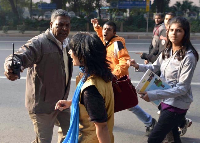 सिंगापुर में गैंगरेप पीड़िता की हालत गंभीर, विरोध-प्रदर्शन जारी