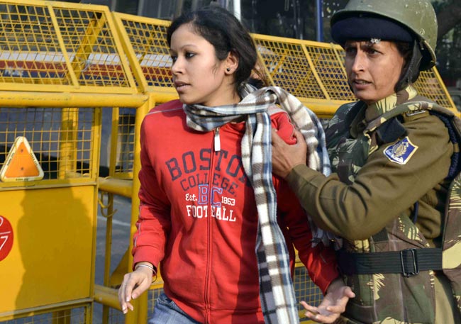 सिंगापुर में गैंगरेप पीड़िता की हालत गंभीर, विरोध-प्रदर्शन जारी