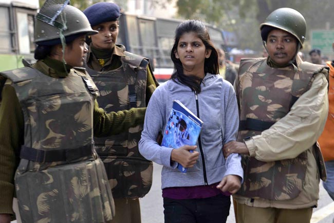 सिंगापुर में गैंगरेप पीड़िता की हालत गंभीर, विरोध-प्रदर्शन जारी