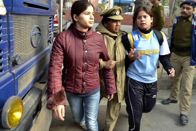 सिंगापुर में गैंगरेप पीड़िता की हालत गंभीर, विरोध-प्रदर्शन जारी