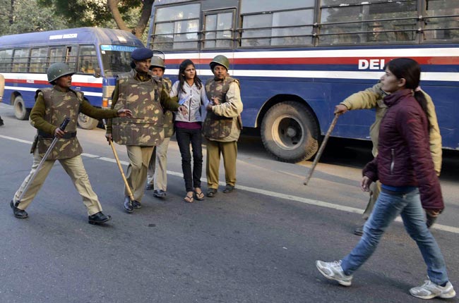 सिंगापुर में गैंगरेप पीड़िता की हालत गंभीर, विरोध-प्रदर्शन जारी