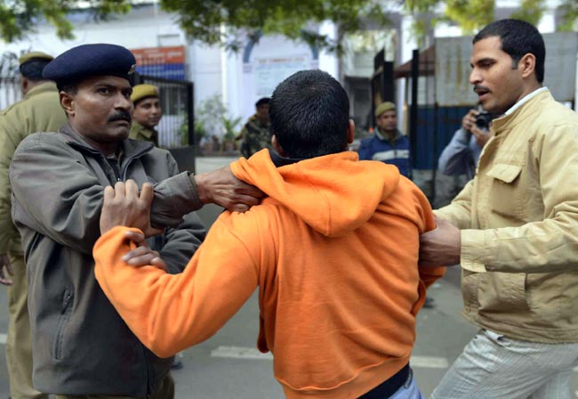 सिंगापुर में गैंगरेप पीड़िता की हालत गंभीर, विरोध-प्रदर्शन जारी