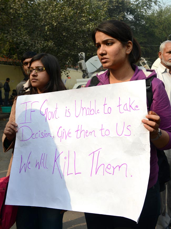 सिंगापुर में गैंगरेप पीड़िता की हालत गंभीर, विरोध-प्रदर्शन जारी