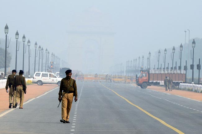 सिंगापुर में गैंगरेप पीड़िता की हालत गंभीर, विरोध-प्रदर्शन जारी