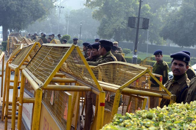 सिंगापुर में गैंगरेप पीड़िता की हालत गंभीर, विरोध-प्रदर्शन जारी