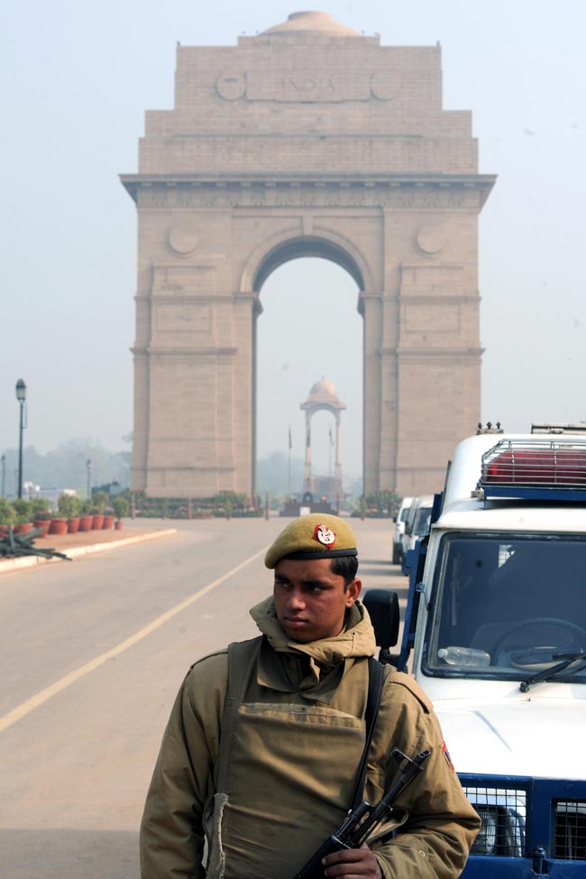 सिंगापुर में गैंगरेप पीड़िता की हालत गंभीर, विरोध-प्रदर्शन जारी