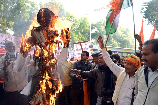 सिंगापुर में गैंगरेप पीड़िता की हालत गंभीर, विरोध-प्रदर्शन जारी