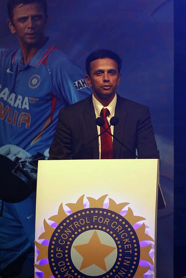 2012 में क्रिकेटः संन्यास और रिकॉर्डों का साल