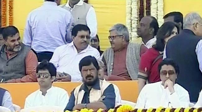 गुजरात: भव्‍य समारोह में नरेंद्र मोदी की ताजपोशी