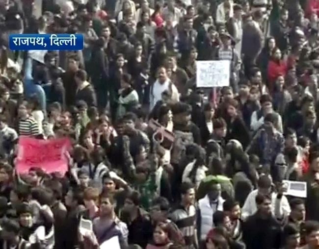 गैंगरेप: प्रदर्शनकारियों पर पुलिस ने भांजी लाठियां