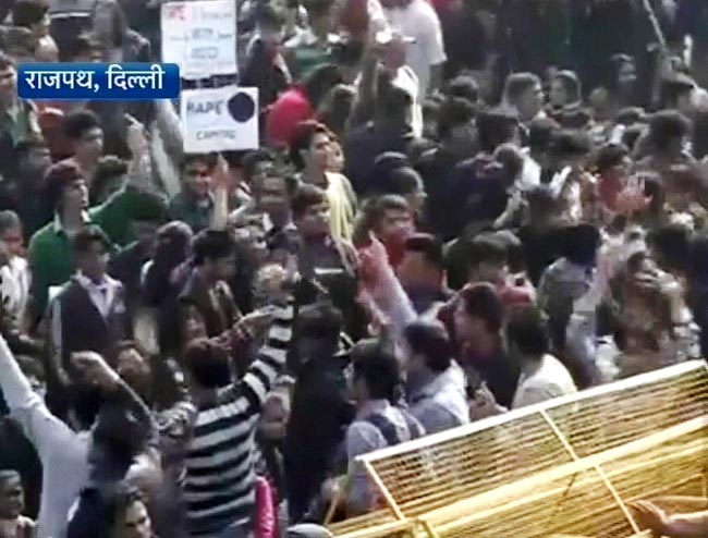 गैंगरेप: प्रदर्शनकारियों पर पुलिस ने भांजी लाठियां