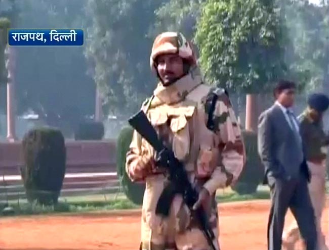 गैंगरेप: प्रदर्शनकारियों पर पुलिस ने भांजी लाठियां