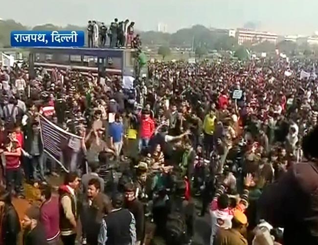 गैंगरेप: प्रदर्शनकारियों पर पुलिस ने भांजी लाठियां