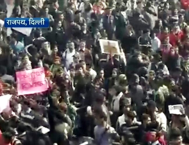 गैंगरेप: प्रदर्शनकारियों पर पुलिस ने भांजी लाठियां