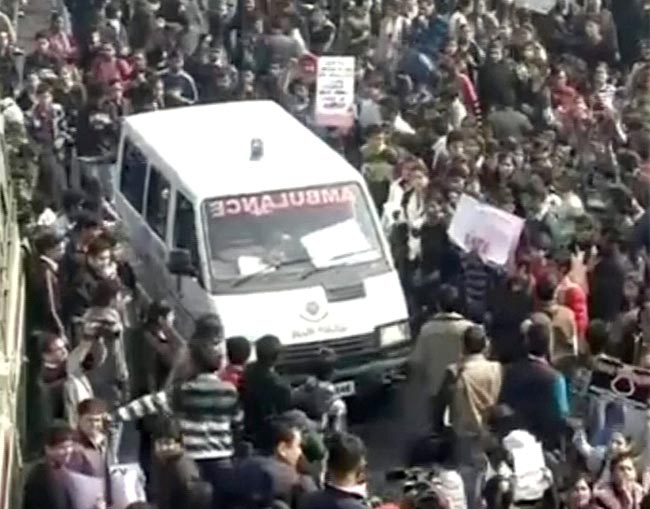 गैंगरेप: प्रदर्शनकारियों पर पुलिस ने भांजी लाठियां