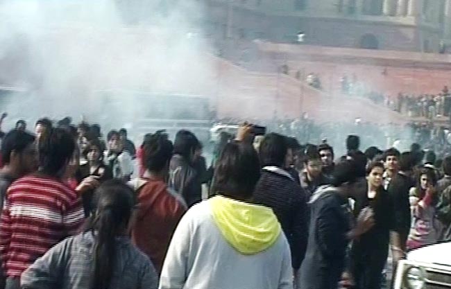 गैंगरेप: प्रदर्शनकारियों पर पुलिस ने भांजी लाठियां