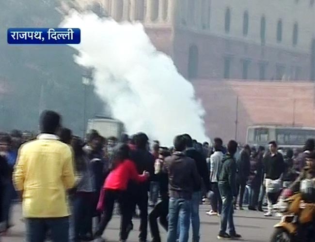 गैंगरेप: प्रदर्शनकारियों पर पुलिस ने भांजी लाठियां