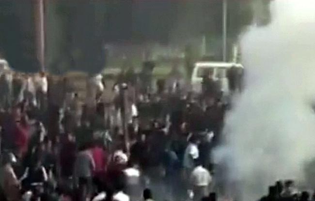 गैंगरेप: प्रदर्शनकारियों पर पुलिस ने भांजी लाठियां