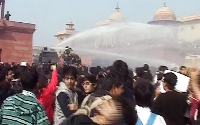 गैंगरेप: प्रदर्शनकारियों पर पुलिस ने भांजी लाठियां